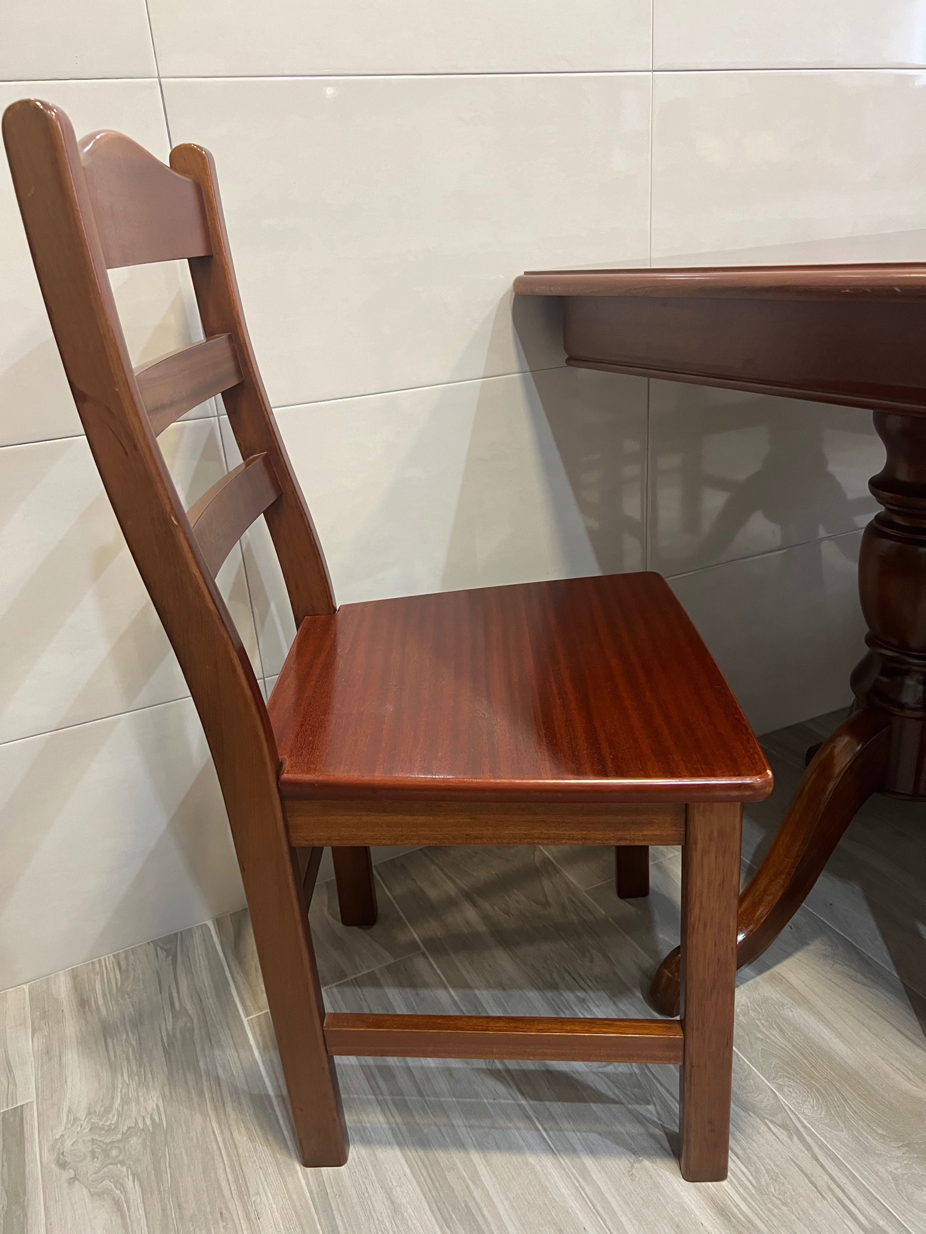 Conjunto Mesa de Jantar e 4 Cadeiras