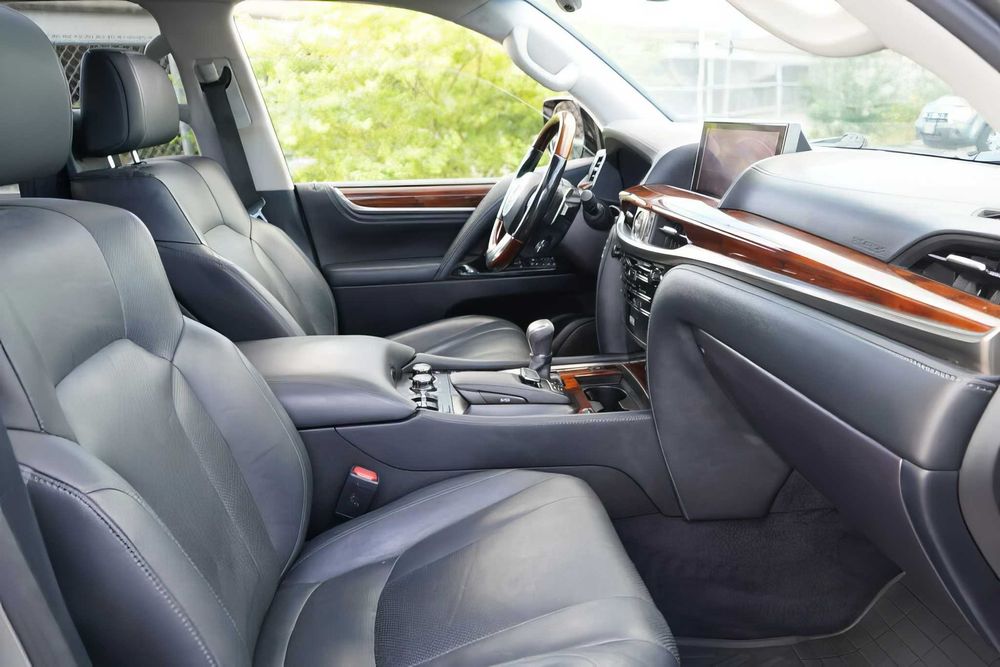 Lexus LX 570      2016