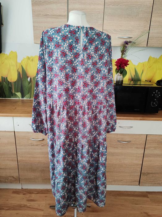 Śliczna lekka sukienka midi VRS rozmiar ok 46/48 poliester kwiaty
