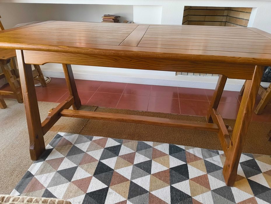 Mesa de jantar e 6 cadeiras em madeira maciça, impecáveis.