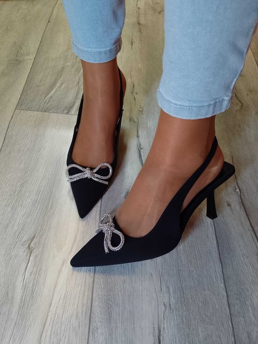 (40) Czarne, bogato zdobione czółenka wieczorowe z odkrytą piętą,