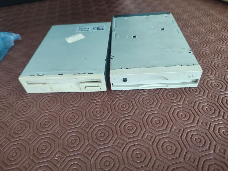Leitores de disquetes novos e usados