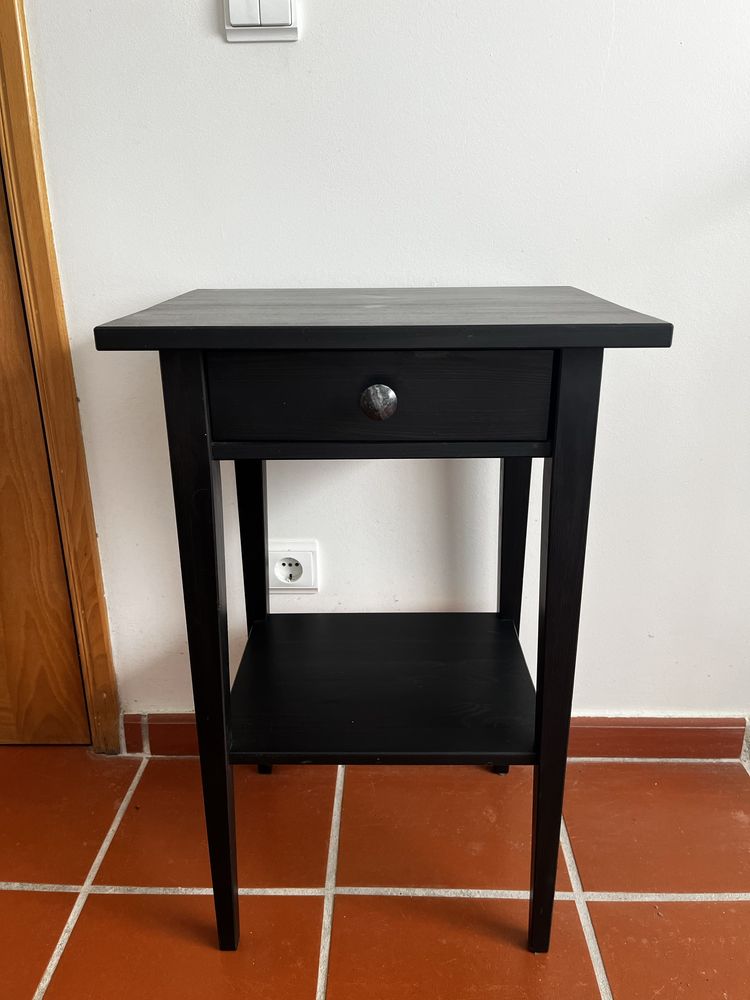 Mesa de cabeceira madeira preta Ikea