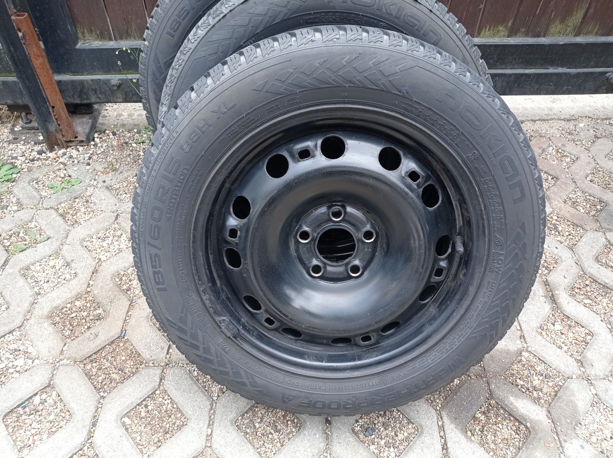 Felgi stalowe z oponami zimowymi Nokian 185/60 R15