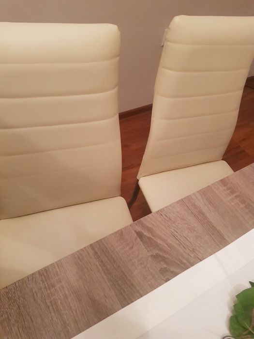 Stół plus krzesła z ekoskóry