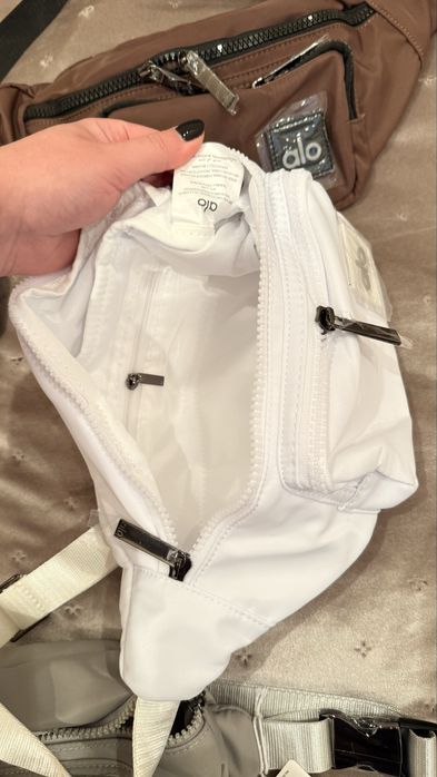 Бананка сумка напоясна Alo yoga в кольорах тренд 2025