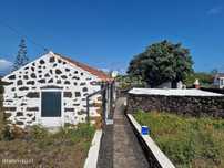 Moradia Antiga com Terreno Amplo em Bandeiras, Madalena, Pico