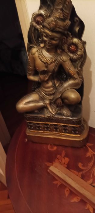 Arcas e decorações antiguadas em blm estado.