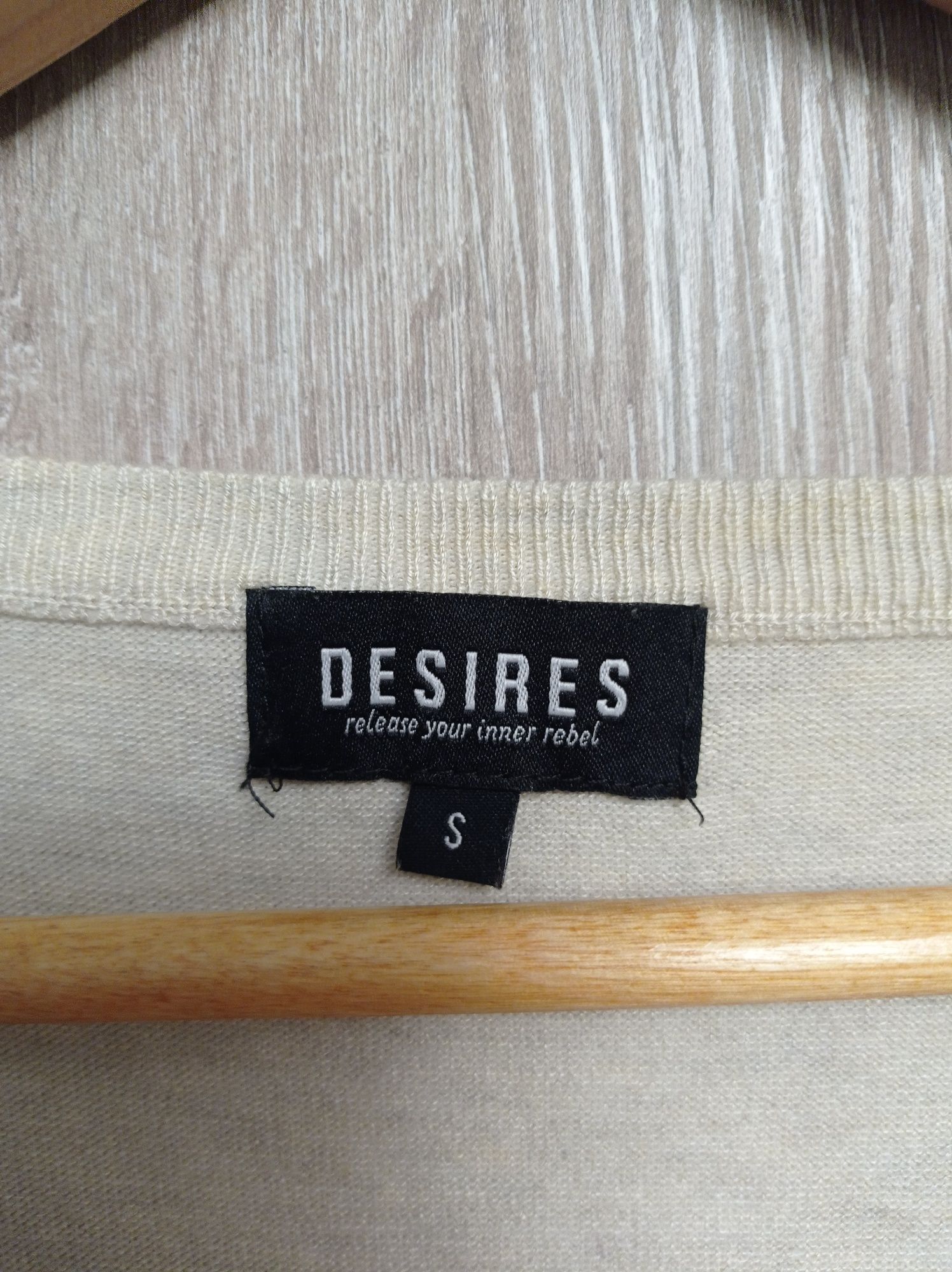 Sweter damski wiskoza kremowy Desires S na guziki