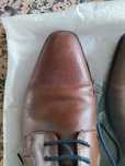 Sapatos de couro castanhos semi-novos