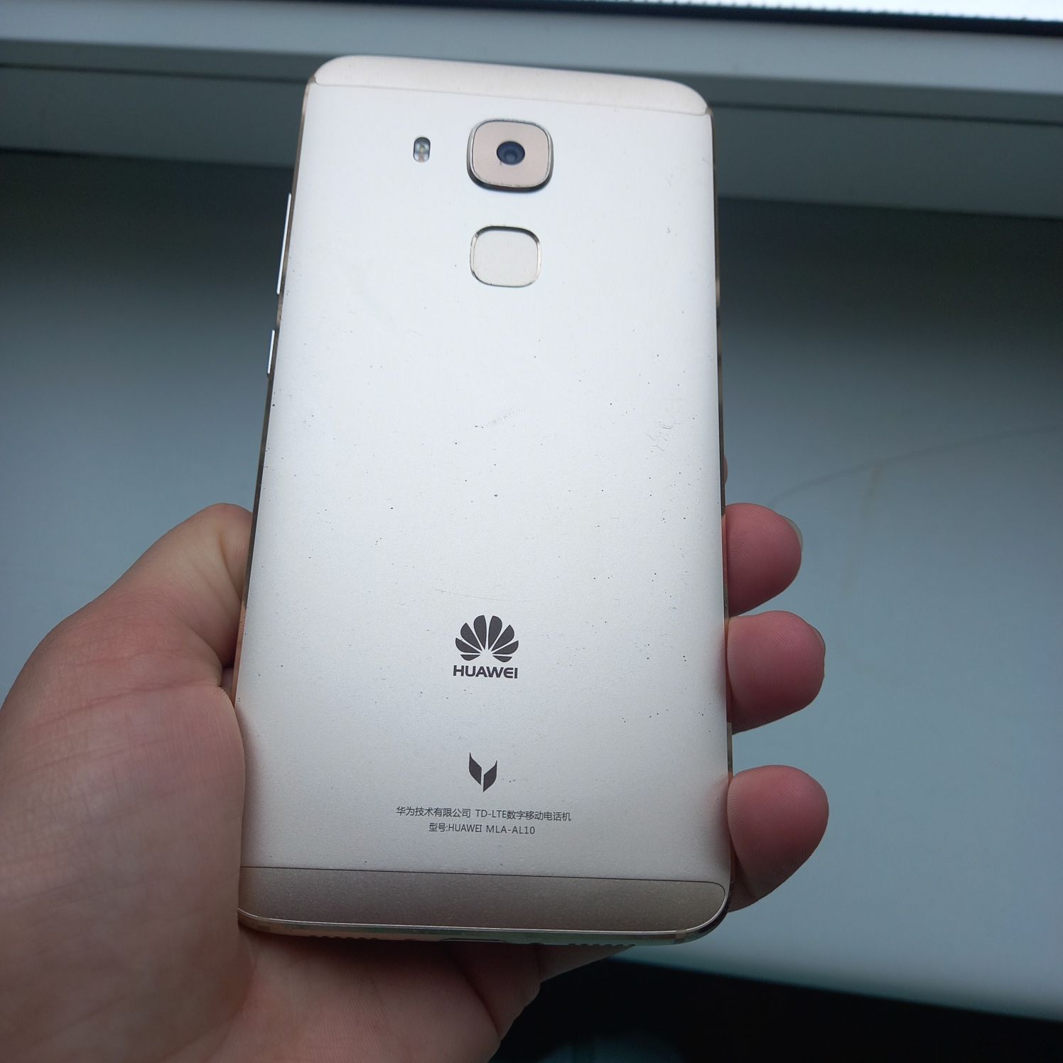 Мобильный телефон Huawei MLA-AL10