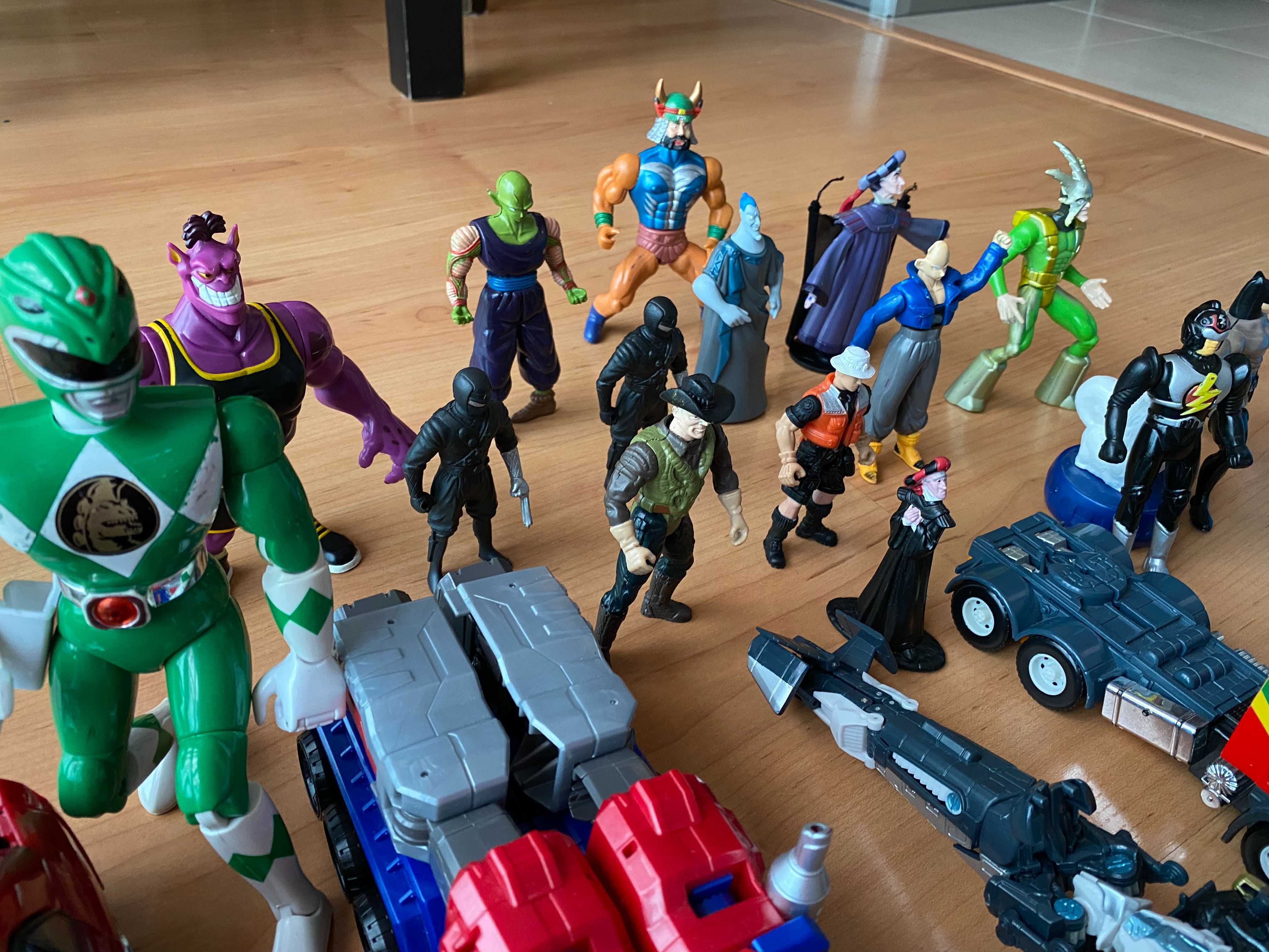 Brinquedos diferentes: figuras, carros, transformers