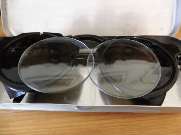 Antigos oculos com lentes escuras e claras