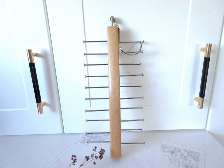 Drewniany  wieszak na paski  krawaty apaszki