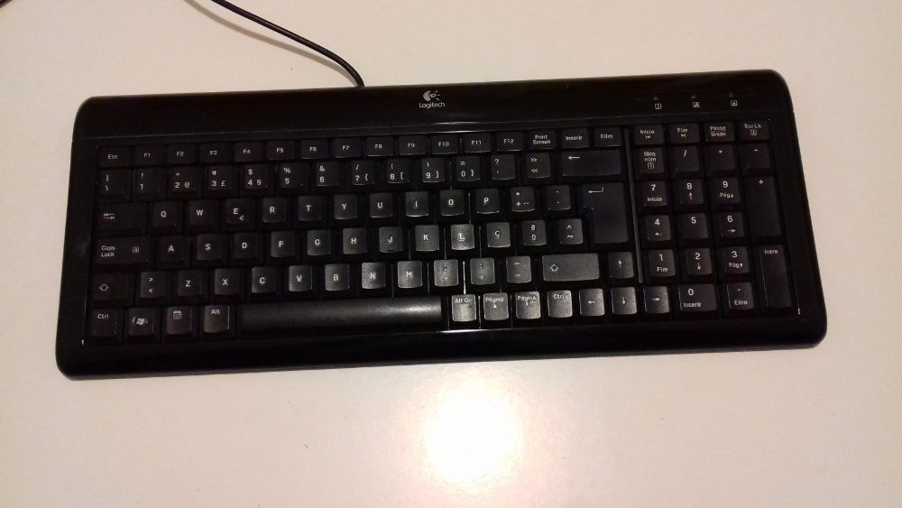 Teclado Logitech Compacto Layout PT Cabe em Mochila