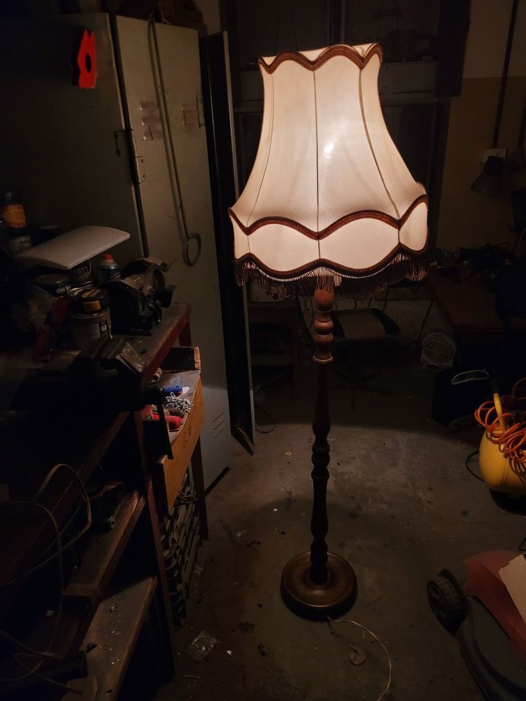 Lampa stojąca z drewna