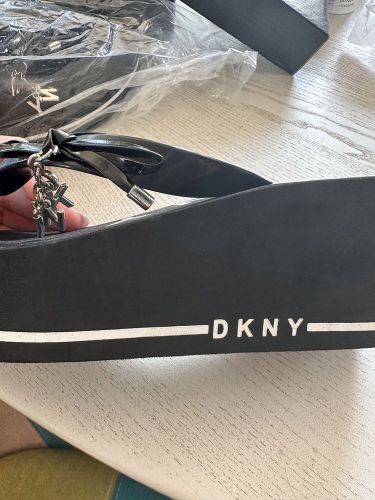 Шльопанці на танкетці DKNY оригінал