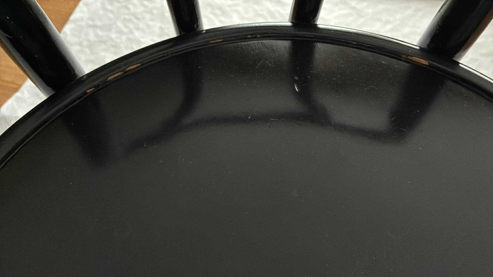 4 czarne gięte krzesła