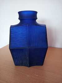 Niebieski wazon szklany. Modernizm.