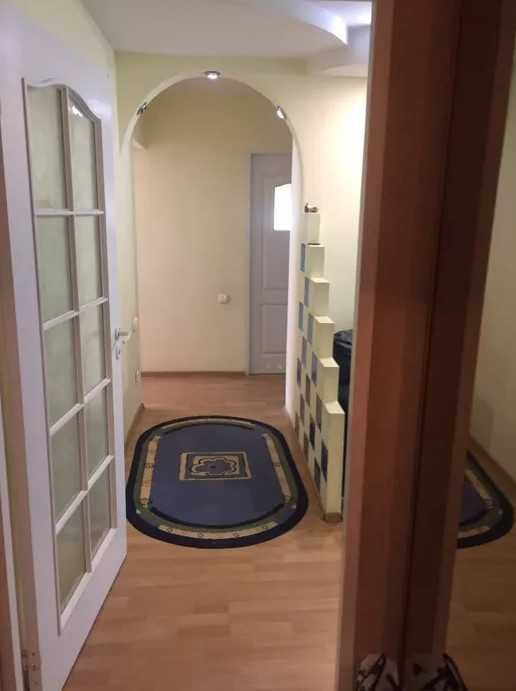 3-кімнатна квартира дешево, Топольна, з кутовою ванною, Шевченківський