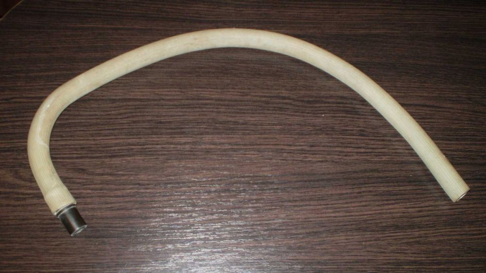 Пластиковый уголок,шланги и лейки для смесителя под шланг разные.