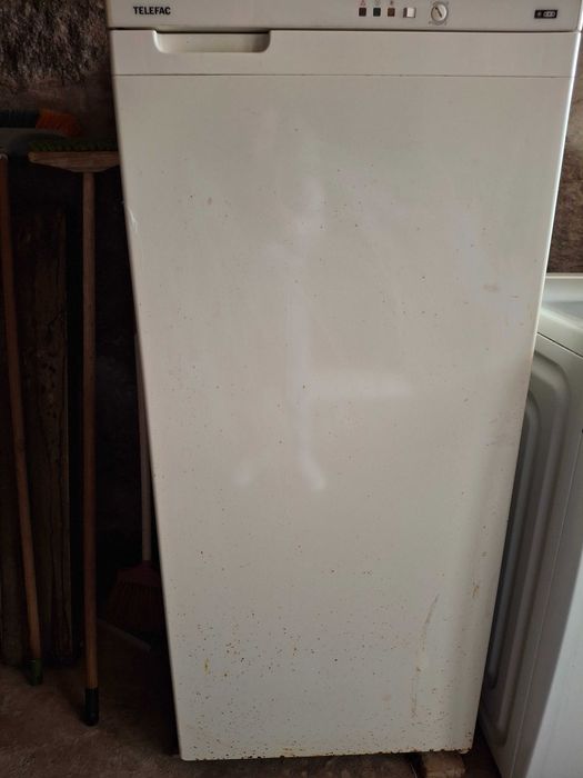 Arca frigorifica so com algumas manchas de ferruguem na porta