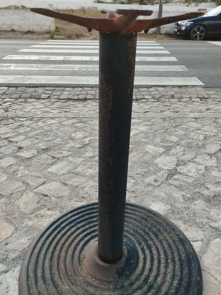 Pé de mesa em ferro
