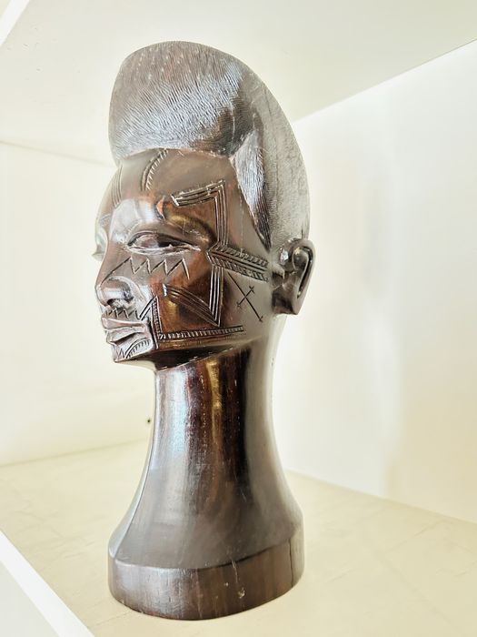 Busto / estatueta africana em pau preto