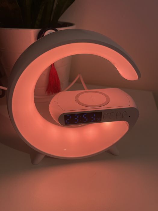 Lampka LED RGB z ładowarka indukcyjna głośnik i zegar