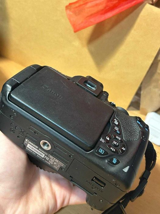 canon 700D com duas objectivas e quatro baterias