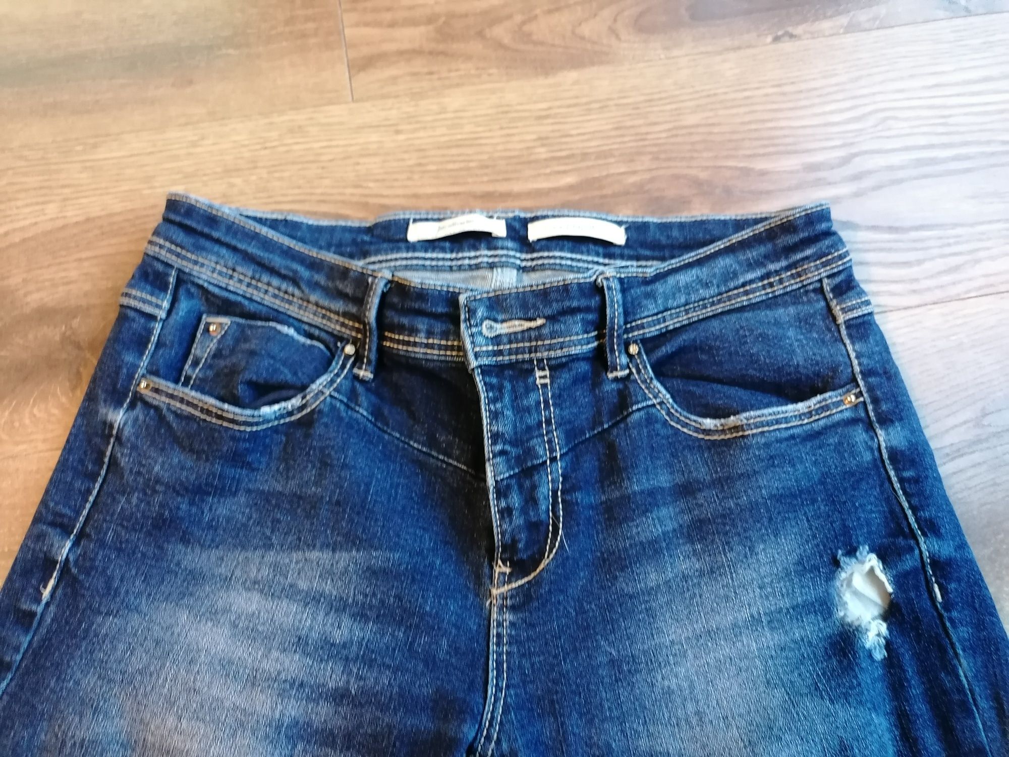 Kultowe ciemne jeansy Stradivarius 38 dziury