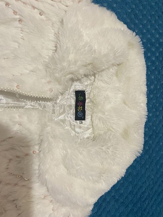 Продам белую шубку (демисезон) на девочку