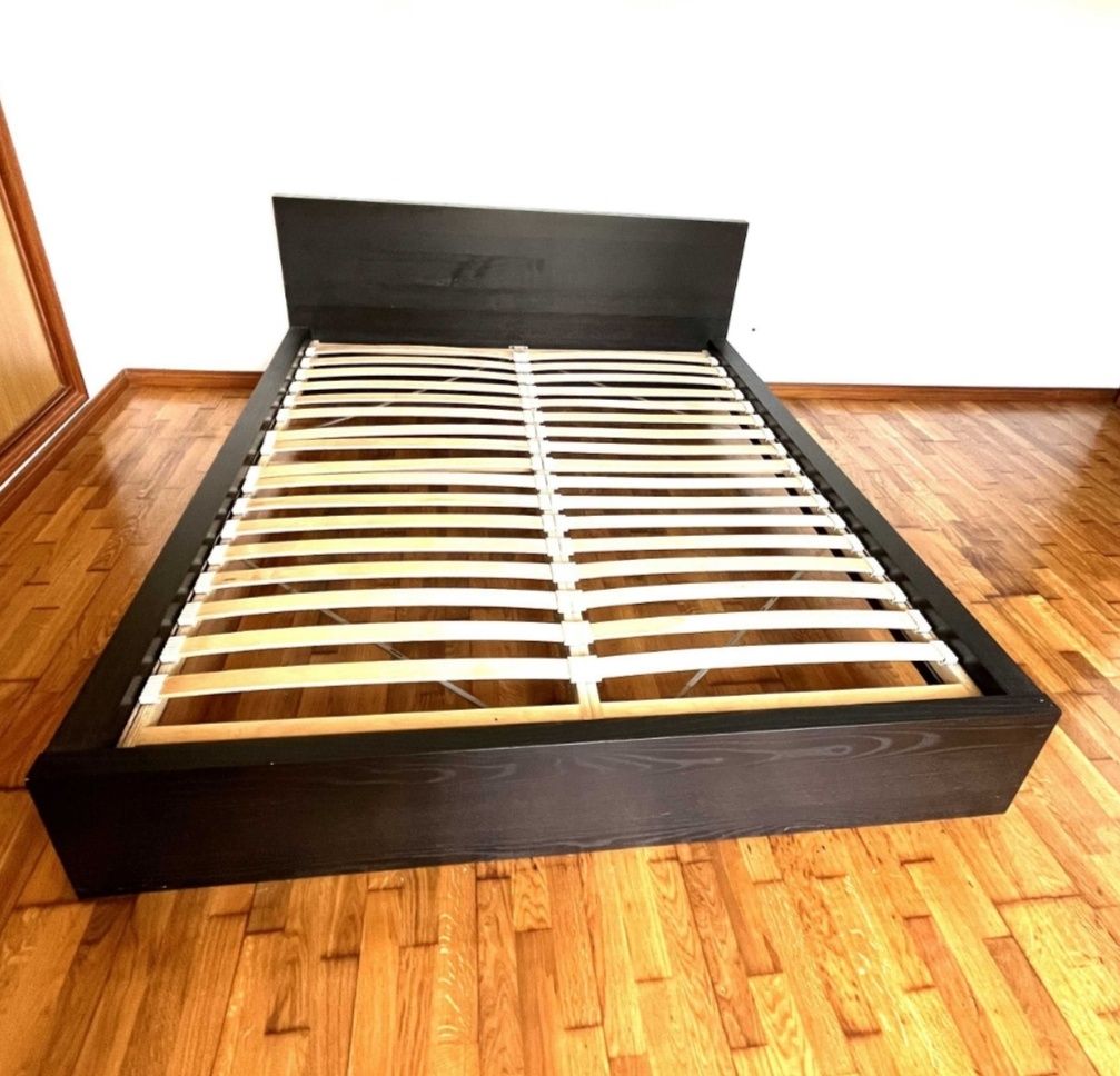 Ikea - Cama Malm Preta (140x200cm) com Estrados