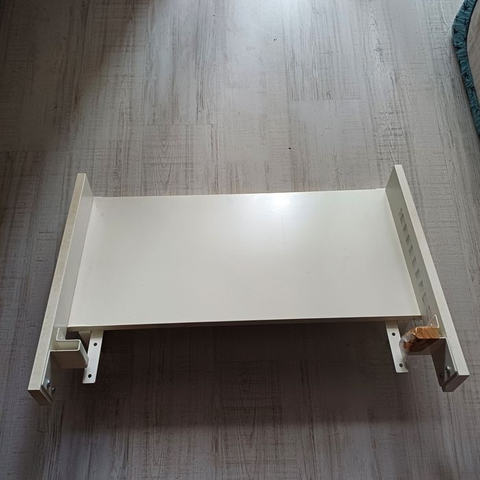Regał Ikea z przykręcanym przewijakiem