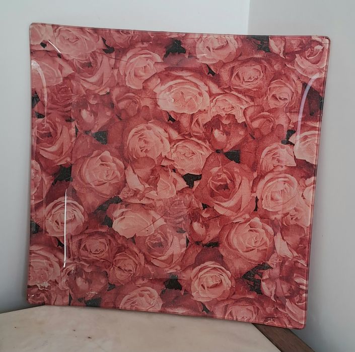 Prato em vidro quadrado decorativo com motivos rosas