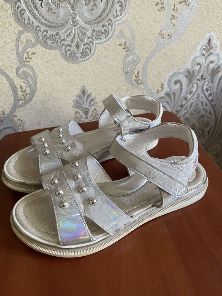 Продам босонiжки 33р