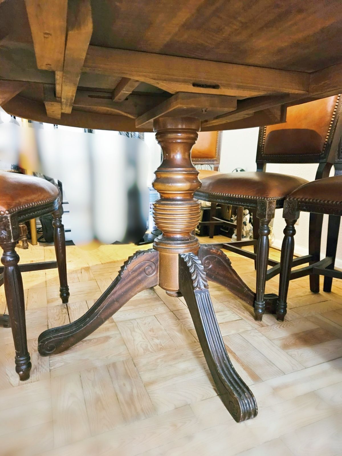 Mesa de madeira extensível com cadeiras