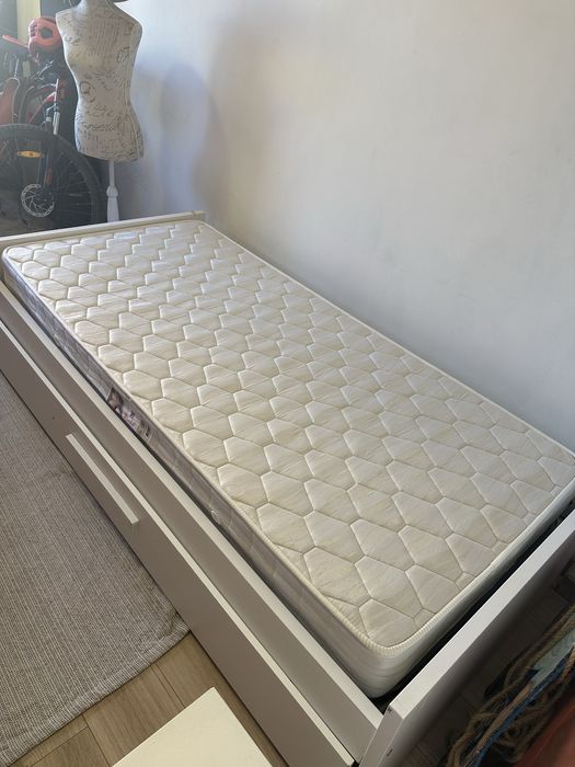 Cama solteiro dupla com colchoes e mesa cabeceira