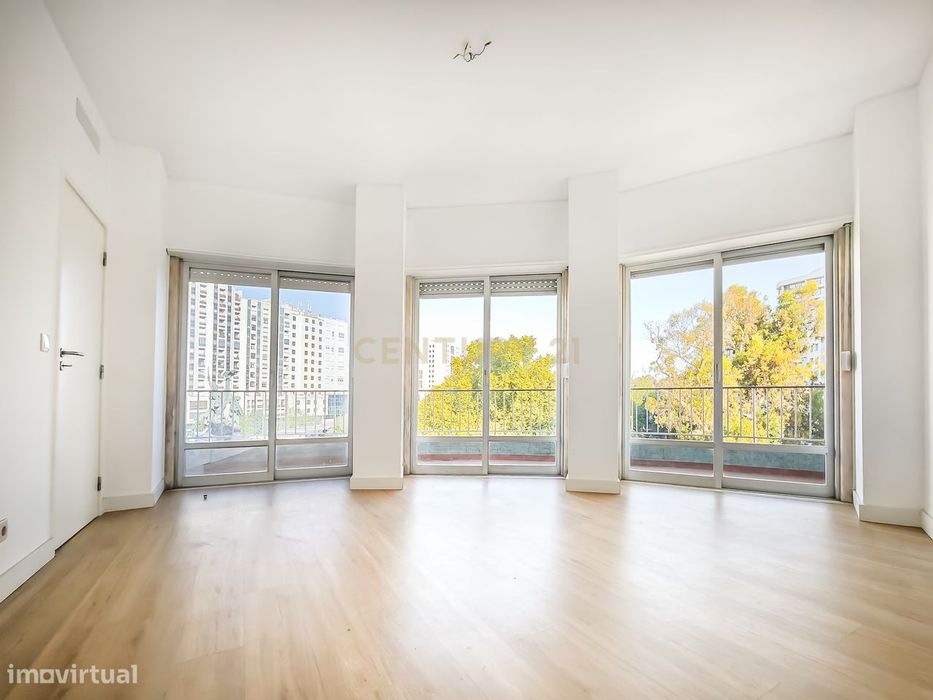 Entrecampos, apartamento T3 renovado 2.200€/mês