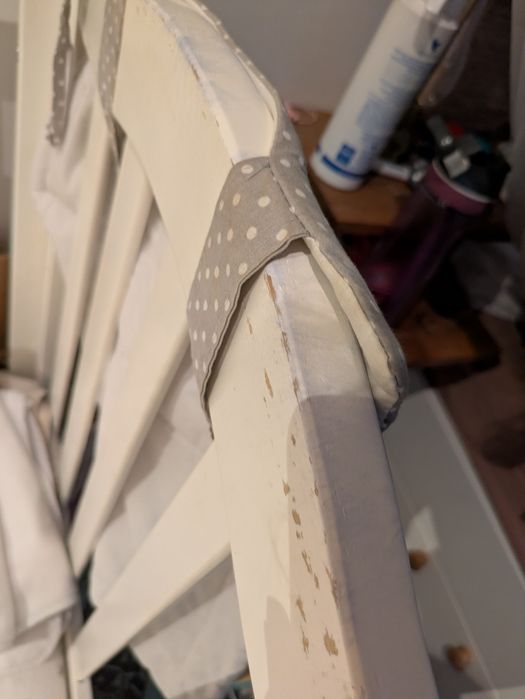 Łóżeczko drewniane ze szczebelkami niemowlęce z materacem