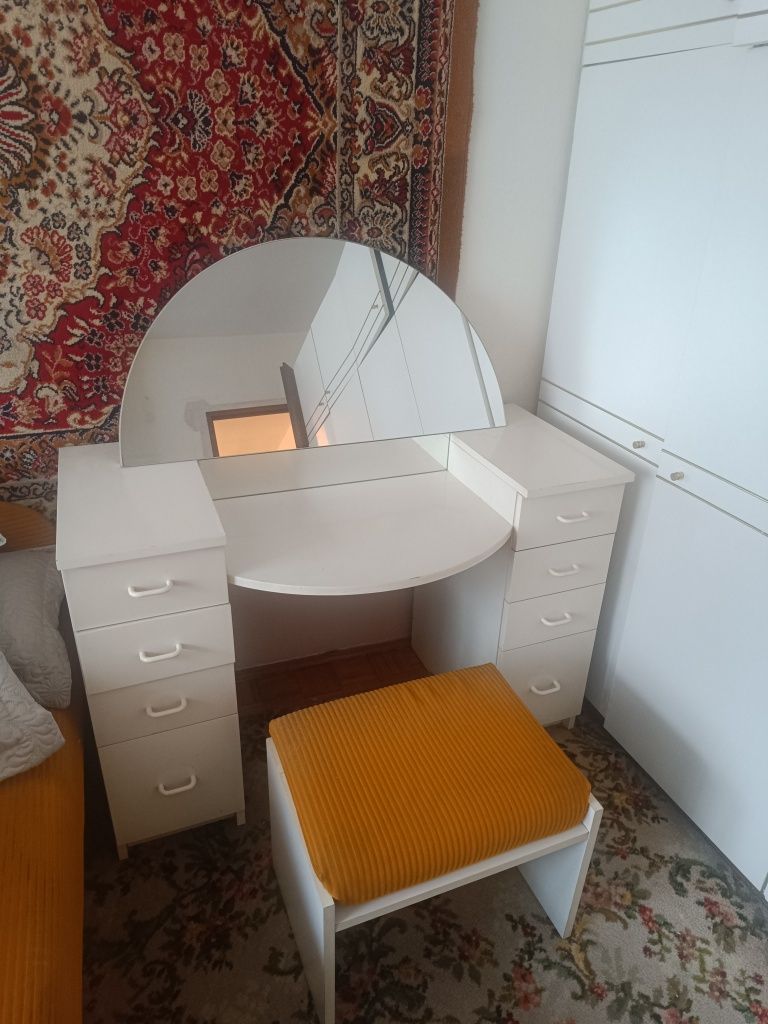Toaletka biała z lustrem i pufą