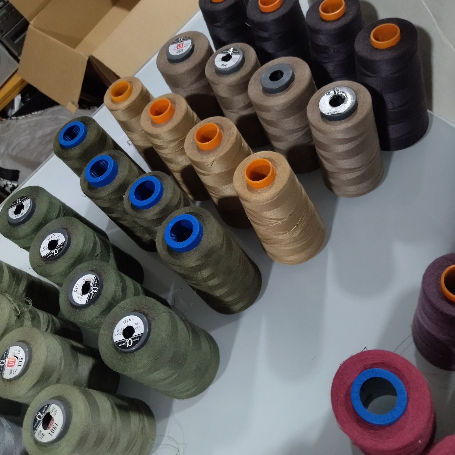 80 cones de linhas de costura