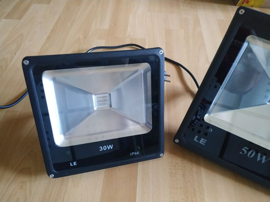 Kolorowa lampa LED RGB zewnętrzna 30W i 50W