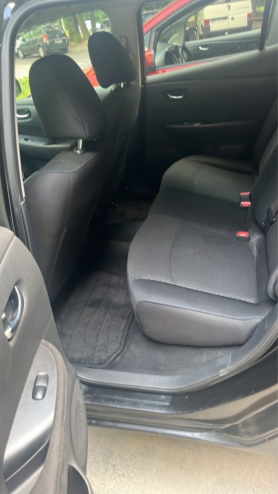 Авто nisan leaf , чудовому стані.