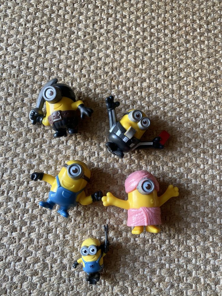 Vários Minions,todos pequenos,como novos