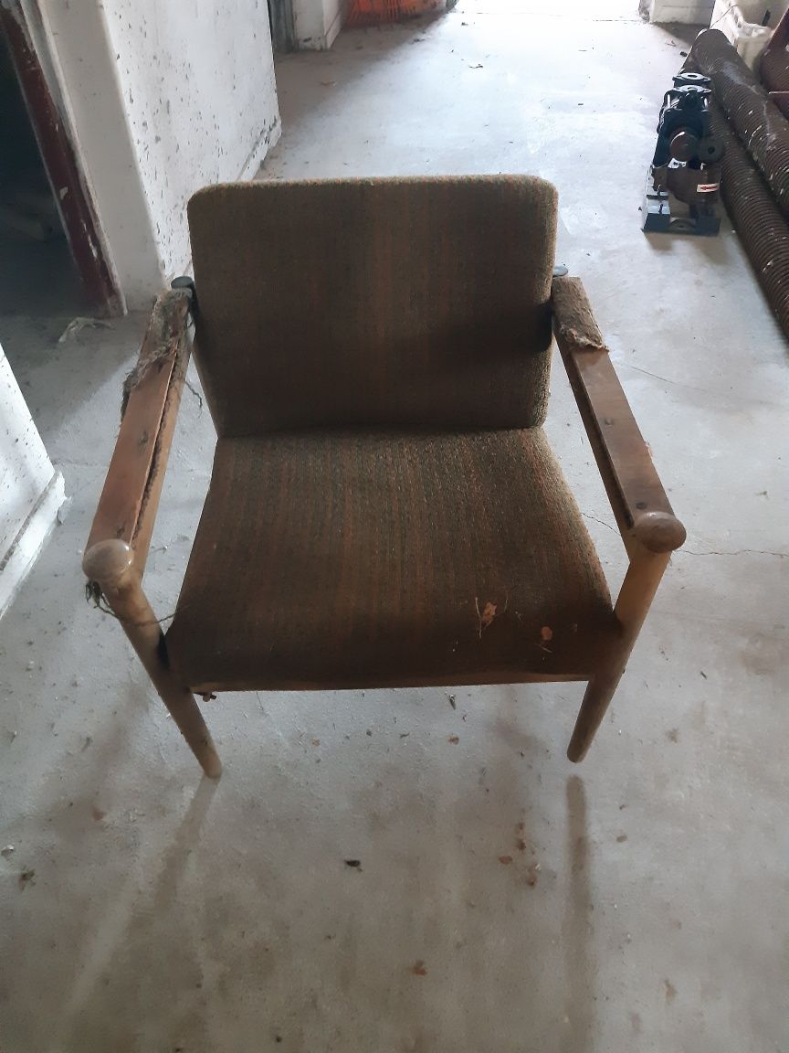 Fotel prl uszkodzony