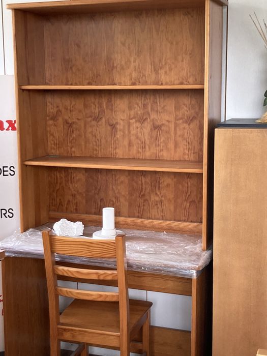 Quarto de estudante cama colchao escrivaninha estante e cadeira