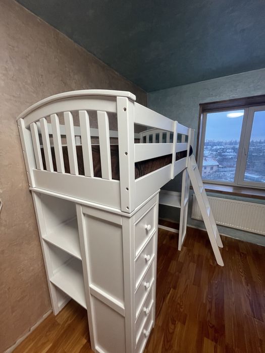 Дитяче ліжко із столиком