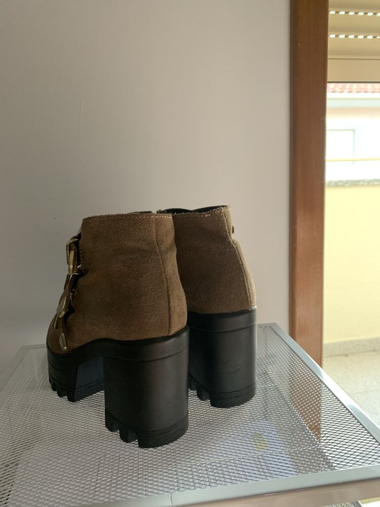 Botas em Pele Usadas