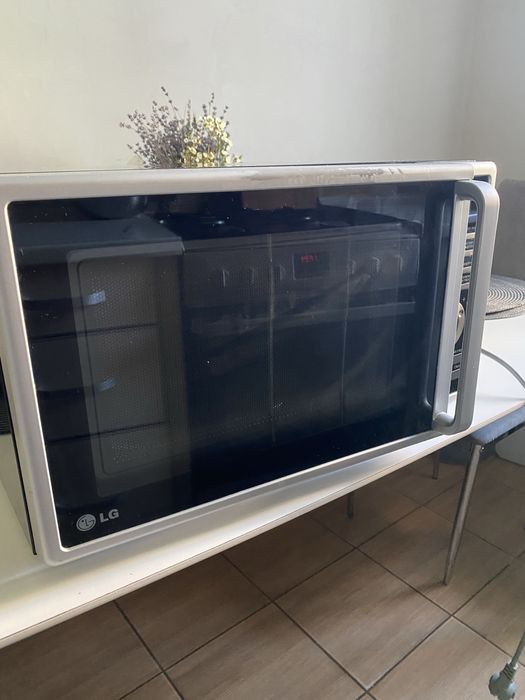 Продам мікрохвильову піч LG